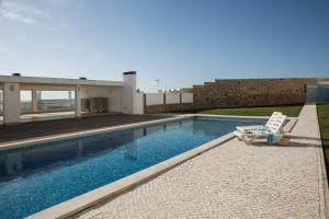 The swimming pool at or close to Silver Coast - Casa do Oceano