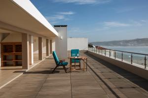 2 stoelen en een tafel op een balkon met uitzicht op de oceaan bij Silver Coast - Casa do Oceano in Foz do Arelho