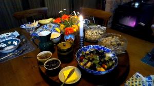 - une table en bois avec un bol de fruits et une bougie dans l'établissement Mairenui Rural Retreat, à Ruahine
