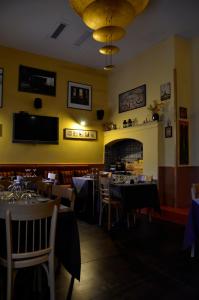 TV a/nebo společenská místnost v ubytování Manouche Affittacamere Osteria