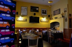 TV a/nebo společenská místnost v ubytování Manouche Affittacamere Osteria