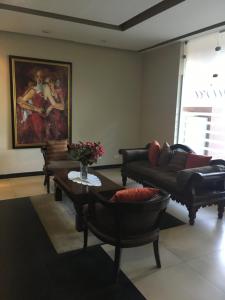 - un salon avec mobilier et peinture murale dans l'établissement Elite Apartment, à Cochabamba