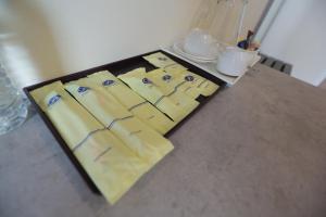 關丹的住宿－班太皇家精品酒店，一组餐巾纸坐在桌子上