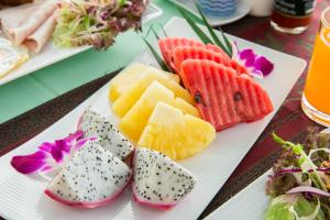 a plate of food with different types of fruit at Lamai Coconut Beach Resort in Lamai