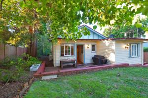 Το κτήριο όπου στεγάζεται  η παραθεριστική κατοικία