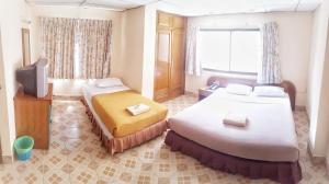 فندق توب ثاي في جنوب باتايا: غرفه فندقيه سريرين وتلفزيون
