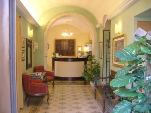 莫迪卡的住宿－Hotel Relais Modica，走廊上设有钢琴客厅