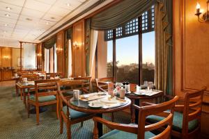 En restaurant eller et andet spisested på Cairo World Trade Center Hotel & Residences