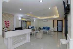 un hall avec une réception et un salon dans l'établissement M Home, à Jakarta