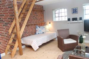 um quarto com uma cama e uma parede de tijolos em Bulbrovejs Bed & Breakfast em Havdrup
