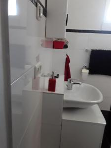 Baño blanco con lavabo y espejo en All-In-One-Studio, en Henstedt-Ulzburg