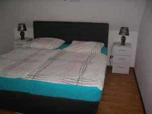 เตียงในห้องที่ Spreewälder Ferienpension