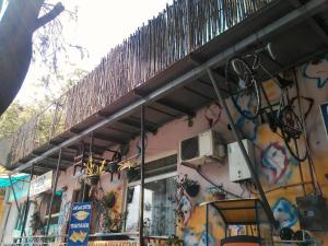 un edificio con graffiti a un lado en Hostel Retro, en Batumi