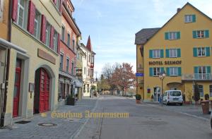メーアスブルクにあるGästehaus Armeemuseumの建物の並ぶ町の空き道