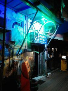 un edificio con un cartel con una bicicleta. en Hostel Retro, en Batumi