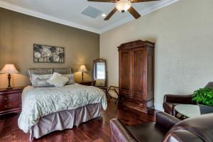 a bedroom with a bed and a ceiling fan at Hope Inn Redding in Redding