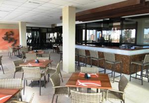 
A restaurant or other place to eat at Hotel Praia Centro
