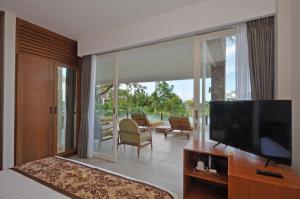 Televízia a/alebo spoločenská miestnosť v ubytovaní Rajavilla Lombok Resort - Seaside Serenity