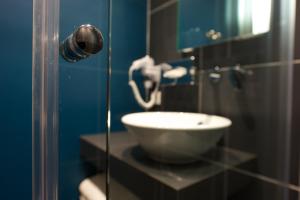 un bagno con lavandino a ciotola su un bancone di Nex Hôtel a Tarbes Altre 19 foto