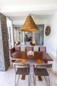 水明漾‎的住宿－Vishuddha Ajna Villa - Outstanding 2 bdr villa - GREAT LOCATION!，客厅配有桌子和沙发