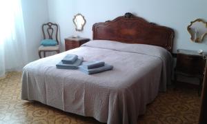 a bedroom with a bed with two towels on it at Appartamento Bellavista in Moneglia