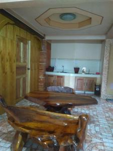 Habitación con mesa de madera y cocina. en Savta Homestay, en Banaue