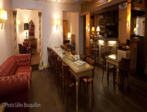 a bar in a restaurant with a long table and chairs at Hostel20 Toulouse Wilson in Toulouse