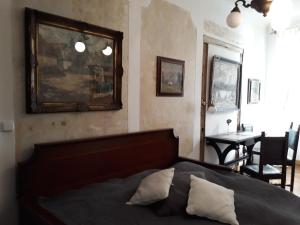 プラハにあるAriana Old Townのベッドルーム1室(ベッド1台付)が備わります。壁に絵が飾られています。
