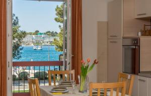 kuchnia i jadalnia z widokiem na wodę w obiekcie Apartment Riva Porec w Poreču