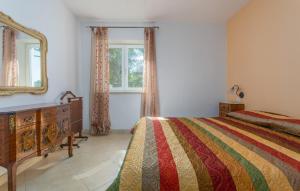 sypialnia z łóżkiem, komodą i lustrem w obiekcie Apartment Riva Porec w Poreču