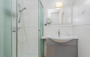 biała łazienka z umywalką i prysznicem w obiekcie Apartment Riva Porec w Poreču +19 zdjęć