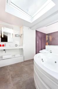 Ванная комната в Hotel Opéra Marigny