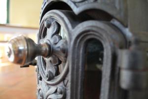 a close up of a metal door with a knob at Ferienhaus "Sanddüne No.19" in Boltenhagen