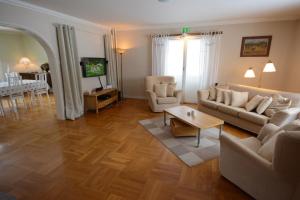 A seating area at Eden's Garden Cottages