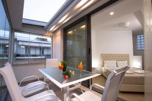 ein Zimmer mit Tisch und Stühlen und ein Schlafzimmer in der Unterkunft Elmaya's Duplex in Kissamos + 24 Fotos