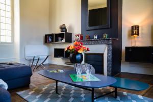 サルラ・ラ・カネダにあるLe Grand Appartement d'Albusseのリビングルーム(テーブル、暖炉付)