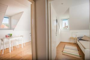 Ce petit appartement comprend un lit et une salle à manger. dans l'établissement Top-Floor Apartment in Trogir Center, à Trogir