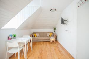 uma sala de estar com um sofá e uma mesa em Top-Floor Apartment in Trogir Center em Trogir