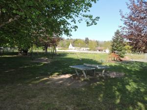 una mesa de picnic en un parque con parque infantil en Les Berges, en Mareuil-sur-Cher