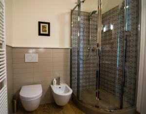 W łazience znajduje się prysznic, toaleta i umywalka. w obiekcie Il Piccolo Giglio w mieście Porto SantʼElpidio