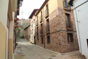 埃斯卡賴的住宿－Apartamentos San Lázaro，老石头建筑中的一条小巷