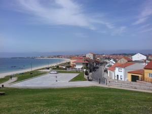 vista su una città con spiaggia e sull'oceano di Alquiler Vacacional en Ribeira a Ribeira