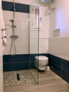 a bathroom with a toilet and a shower at Un angolo di paradiso a due passi dal mare in Capo Coda Cavallo