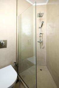 ein Badezimmer mit Glasdusche und Toilette in der Unterkunft Elmaya's Duplex in Kissamos