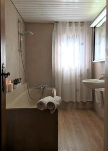キンツハイムにあるLa Maison Bleueのバスルーム(シャワー、バスタブ、シンク付)
