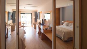 a hotel room with a bed and a mirror at Hotel Clipper - EL DELFÍN VERDE RESORTS - Platja de Pals in Torroella de Montgrí