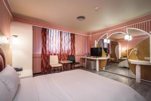 TV a/nebo společenská místnost v ubytování Golden Phoenix Hotel