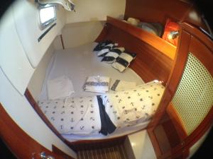 małe łóżko w małym pokoju na łodzi w obiekcie Biennale boat & breakfast w Wenecji