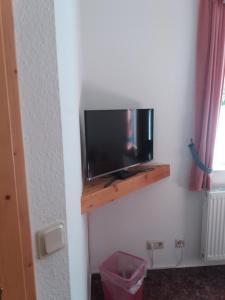 TV de pantalla plana colgada en la pared en Obere Schweizerhütte, en Oberhof