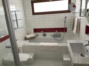 フォルカッハにあるHaus Framingerのバスルーム(バスタブ、トイレ、シンク付)